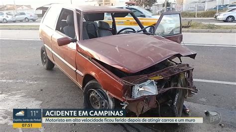 Motorista fica ferido após bater em muro e capotar o carro na Avenida