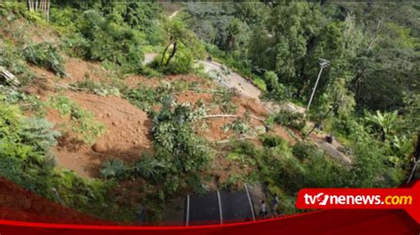 Longsor Tutup Badan Jalan Poros SerealeRantepao Lumpuhkan Jalur Trans