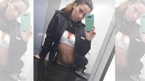 Suspendieron a una policía por sacarse fotos hot con el uniforme Infobae