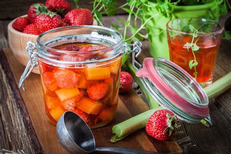 Erfrischendes Rhabarber Kompott Mit Frischen Erdbeeren