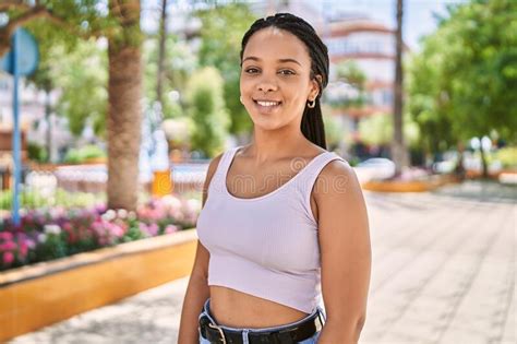 Joven Empresaria Afroamericana Con Los Brazos Cruzados Sonriendo Feliz