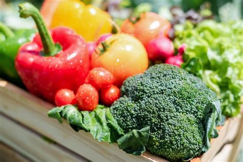 Caja llena con una gran selección de frutas y verduras orgánicas