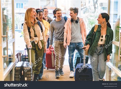 Viajeros Grupo M S De Fotos De Stock Con Licencia Libres De