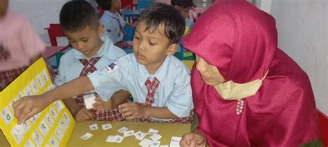 Upaya Meningkatkan Kemampuan Mengenal Huruf Abjad Melalui Alat