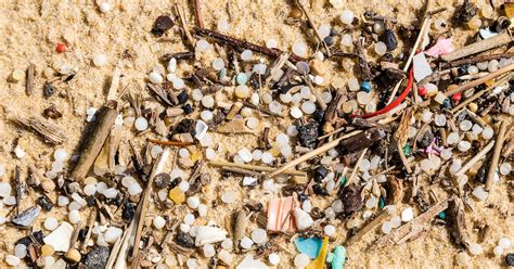 Des Milliers De Billes De Plastique Polluent Des Plages De Loire Atlantique