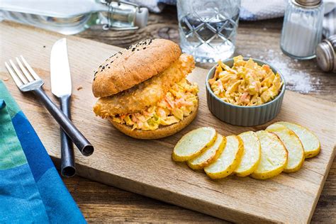 Sprø fiskeburger med hjemmelaget coleslaw og ovnsbakte potetskiver