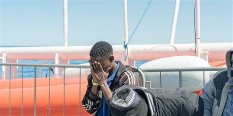 Salvati In Mare Migranti Viaggiavano Su Un Barchino In Ferro