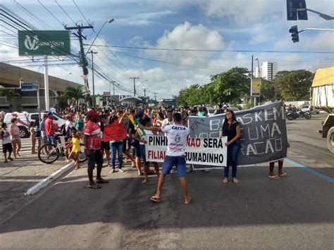 Grupo Protesta Durante Simulado De Evacuação No Pinheiro Em Maceió