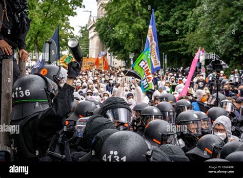 Polizist Droht Mit Pfefferspray Am September Sammeln Sich In