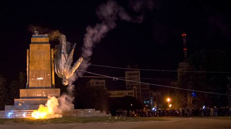 Ukrainians Tear Down Lenin Statue in Kharkiv