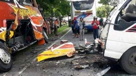 Kecelakaan Maut Pukul 02 00 Wib 6 Orang Tewas Bus Pariwisata Tabrak