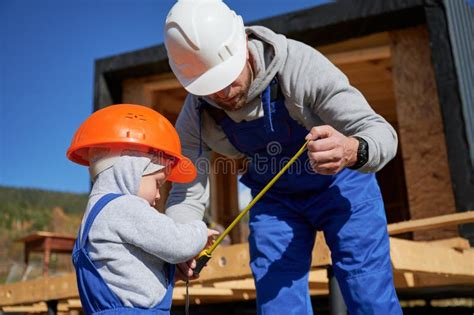 Pai Filho De Criança Construindo Uma Casa De Madeira Imagem de