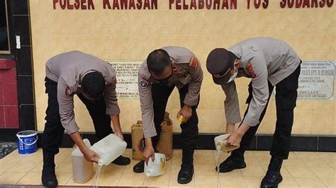 Polisi Sita Puluhan Liter Sopi Dari Kapal Asal Maluku Barat Daya Lalu