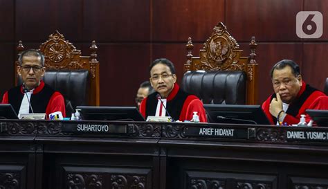 Gaya Ganjar Mahfud Hadiri Sidang Perdana Sengketa Pilpres Foto