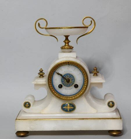 Pendule en albâtre et bronze doré reposant Lot 47