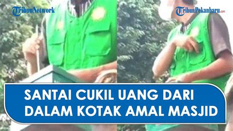 AKSI Petugas Kotak Amal Santai Congkel Uang Infaq Jamaah Terekam Warga