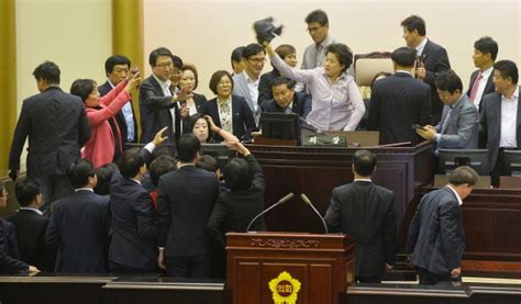 경기도의회 ‘한국사 국정화 반대 건의안 마찰