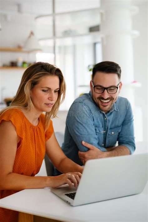 Retrato Do Sucesso Dos Empresários Trabalhando Juntos No Escritório