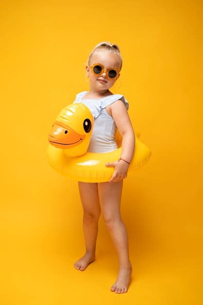 Tragender Bikini des netten Mädchens Kostenlose Foto