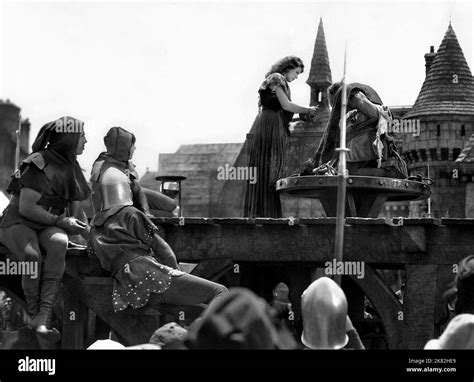 Maureen Ohara Charles Laughton Film The Hunchback Of Notre Dame Usa