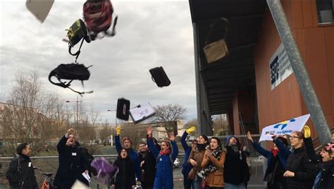 Le Mans Des Enseignants Jettent Le Cartable Contre La R Forme Des