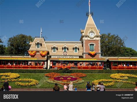 Disneyland Train Image & Photo (Free Trial) | Bigstock