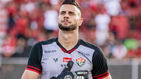 Goleiro se despede do Vitória e enaltece torcida Nação Colossal