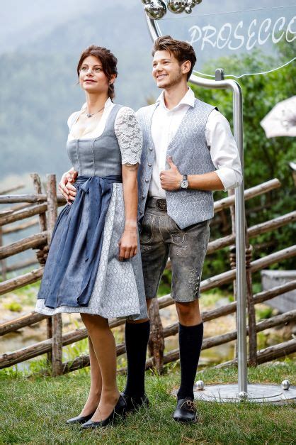 Dirndl und Gilet in silber Neuböck Mode Hochzeit Tracht