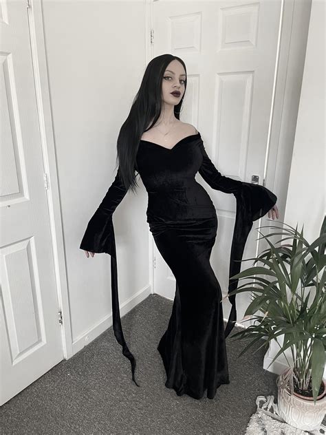 25 Best Morticia Cosplay Images On Pholder Cosplaygirls Cosplaybabes