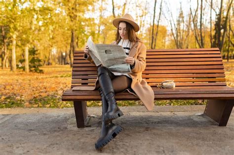 Mujer Joven Sentada En Un Banco Foto Premium