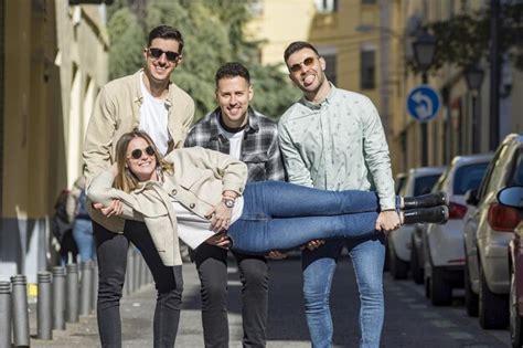 Grupo De Jovens Amigos Alegres Tirando Retrato De Selfie Pessoas