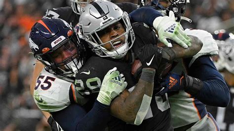 Broncos 13 17 Raiders Raiders Stay Alive In Playoff Race With Big