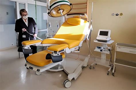 Nowoczesne łóżko porodowe na klinicznym oddziale ginekologiczno