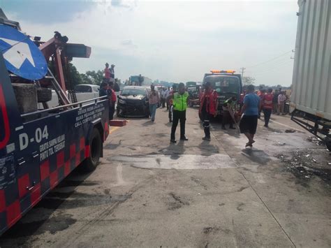 Mobil Tabrakan Beruntun Di Sitinjau Lauik Padang Okezone News