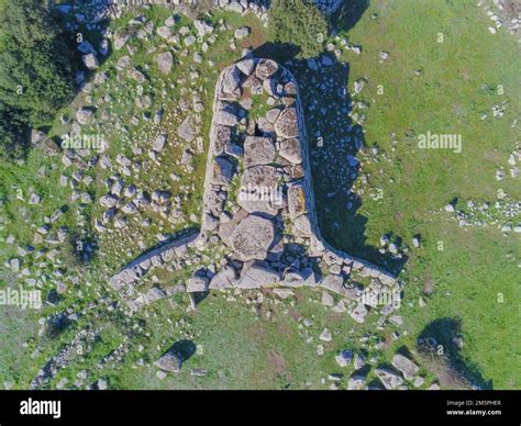 Tumba de los gigantes y menhir la gran piedra megalítica que se levanta