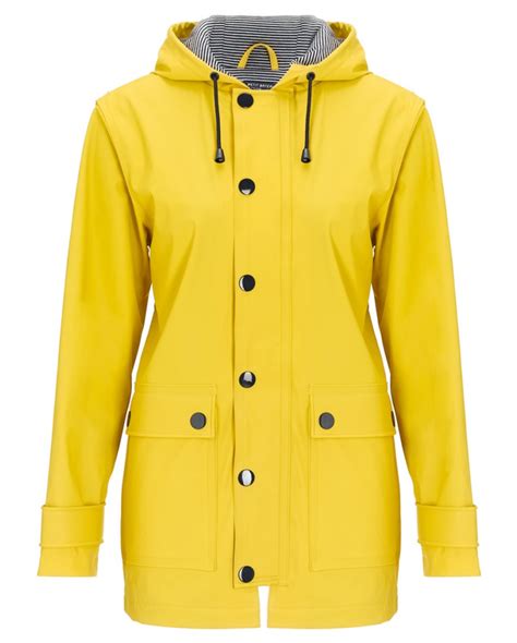 The Classic Yellow Rain Coat Trend | Raindrops of Sapphire