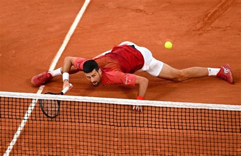 Djokovic já largou as muletas uma semana depois de ser operado ao