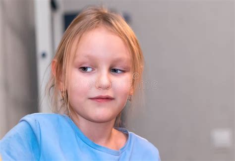 Portrait D Une Petite Fille Blonde Triste Photo Stock Image Du