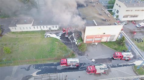 Dwaj strażacy zginęli w pożarze hali w Białymstoku