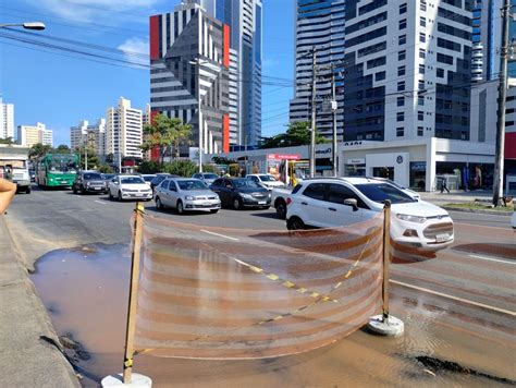 Água Jorrando Na Avenida Tancredo Neves Deixa Trânsito Congestionado