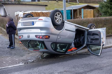 Auto überschlägt Sich In Sehmatal Neudorf Zwei Verletzte Radio Erzgebirge