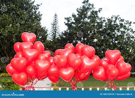 Un Ramo Flotante De Globos Rojos En Forma De Corazón Foto de archivo