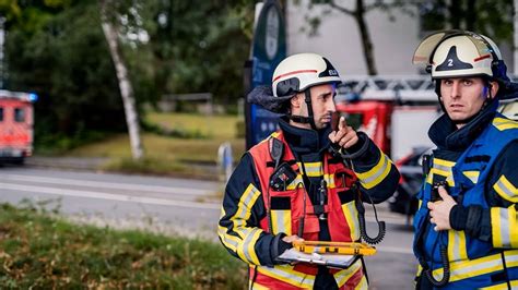 Feuer Flamme Mit Feuerwehrmännern im Einsatz Treppenhaus verraucht