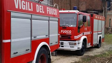 Incendio E Fumo Denso In Un Appartamento Sul Posto I Vigili Del Fuoco