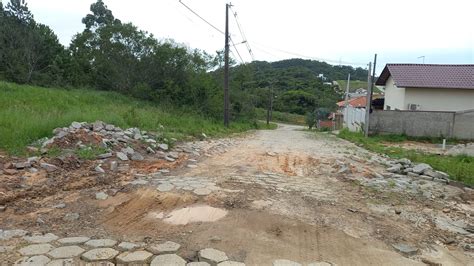 Caminhões barro e pedra estão destruindo ruas no bairro Nossa