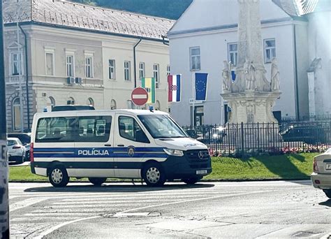 Policija Bijeg S Mjesta Prometne Nesre E Na Trgu Svetog Trojstva U