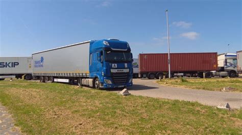 Vrachtwagens Pauzeren Op De Vluchtstrook Door Tekort Aan Parkeerplaatsen