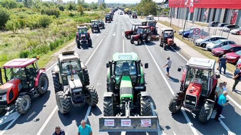 Foto video Poljoprivrednici blokirali cestu prema Tuzli i poručili