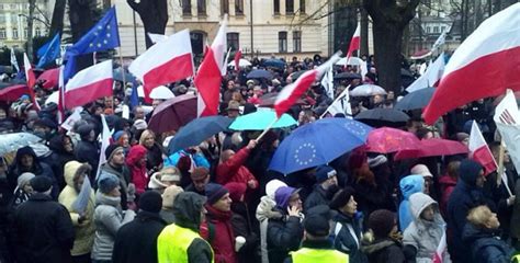 W wielu polskich miastach rozpoczęły się demonstracje KOD Aktualności