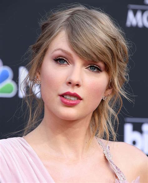 Taylor Swift Hairstyles - Different Looks Sported By Swift